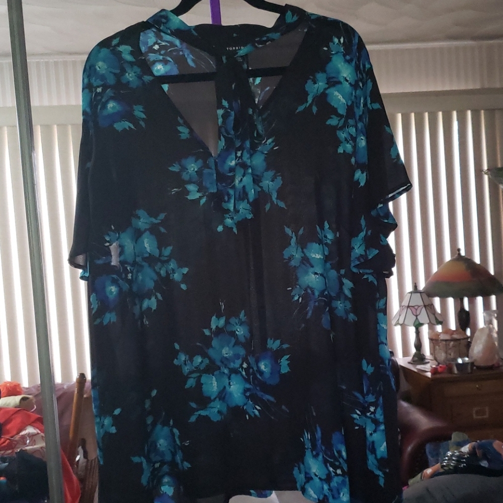 Torrid sz 4 4x 26 28 BEAUTIFUL black blue NWT top